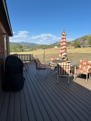Outdoor dining - One room guest house with hot tub, three twin beds, one futon, kitchen, bathroom (Collbran)