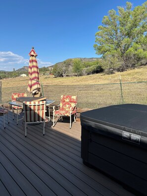 Outdoor dining - One room guest house with hot tub, three twin beds, one futon, kitchen, bathroom (Collbran)