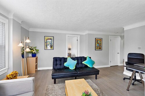 Luxury Downtown Retreat - Prime Spot - Sleeps 6