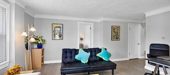 Luxury Downtown Retreat - Prime Spot - Sleeps 6