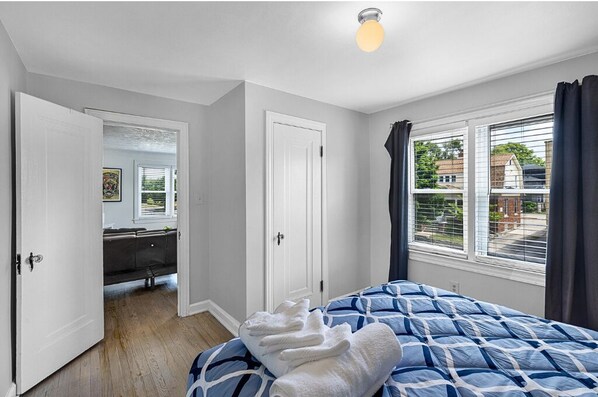 2 habitaciones, tabla de planchar con plancha, wifi y ropa de cama 