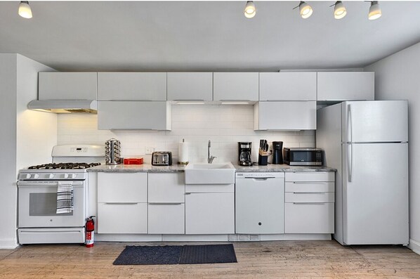 Microwave, oven, stovetop, dishwasher - Luxury Downtown Retreat - Prime Spot - Sleeps 6 (Royal Oak)