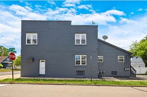 Exterior - Luxury Downtown Retreat - Prime Spot - Sleeps 6 (Royal Oak)