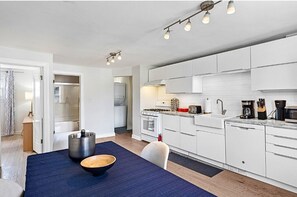 Microondas, horno, parrilla de estufa y lavavajillas 