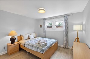 2 bedrooms, iron/ironing board, WiFi, bed sheets - Luxury Downtown Retreat - Prime Spot - Sleeps 6 (Royal Oak)