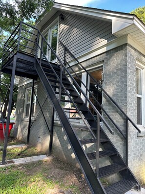 Exterior - Cozy apartment above a salon. 5 minutes to Mt Nebo (Dardanelle)