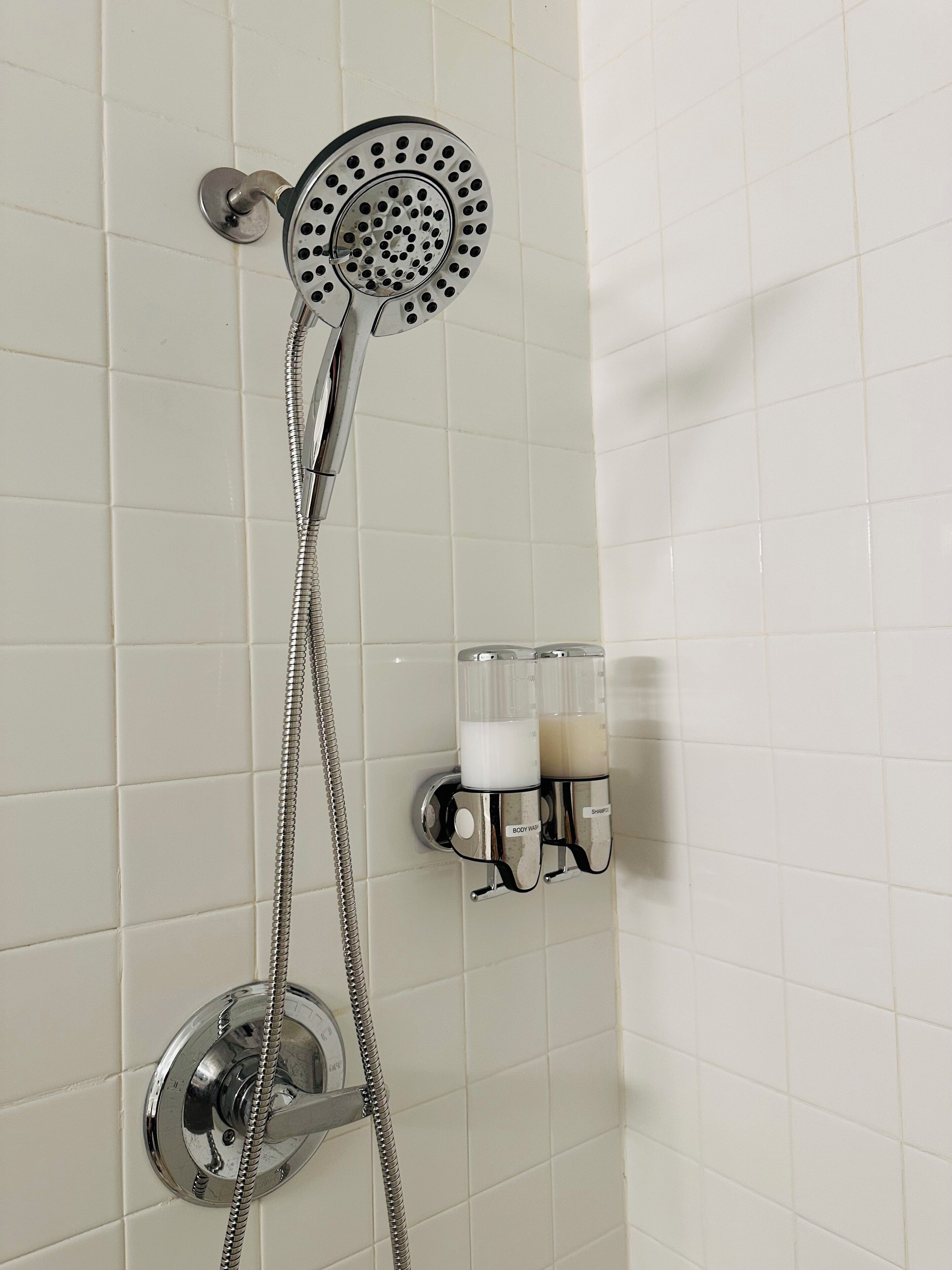 Douche, sèche-cheveux, serviettes fournies, savon