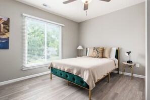 2 chambres, fer et planche à repasser, Wi-Fi, draps fournis