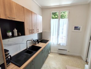 Een koelkast, een magnetron, een oven, een kookplaat