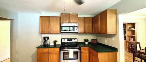 Geladeira, micro-ondas, fogão, cooktop