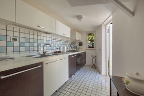 Kühlschrank, Herdplatte, Wasserkocher mit Kaffee-/Teezubehör