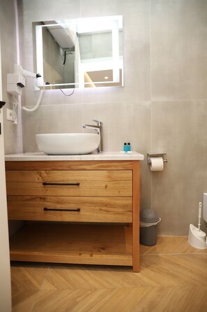 Douche, sĂšche-cheveux, bidet, serviettes fournies