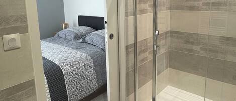 2 chambres, fer et planche à repasser, lit parapluie, Wi-Fi gratuit