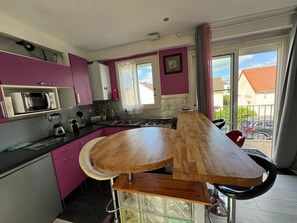 Fridge, microwave, oven, coffee/tea maker - Beautiful apartment near Ouistreham beach (Ouistreham)