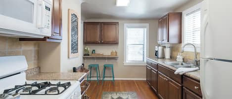 Réfrigérateur, micro-ondes, four, plaque de cuisson