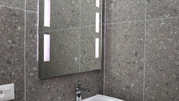 Shower, hair dryer, bidet, towels