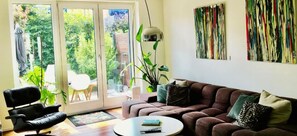 TV, DVD-spiller, bøker og PC-skjermer