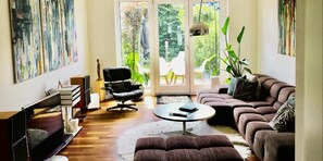 Fernseher, DVD-Player, Bücher, Computerbildschirme