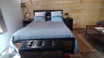 1 bedroom, desk, iron/ironing board, free WiFi