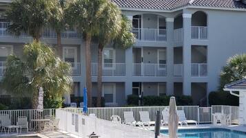 Alberca al aire libre y alberca climatizada