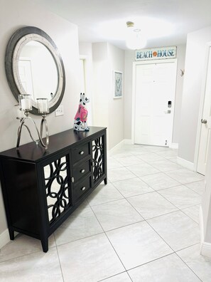 Interior - Perfect Getaway! Naples, Walk To Vanderbilt Beach -Immaculate! (Naples)