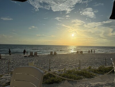 Perfect Getaway! Naples, Walk To Vanderbilt Beach -Immaculate!