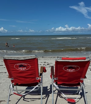 Beach nearby, sun loungers, beach towels - Perfect Getaway! Naples, Walk To Vanderbilt Beach -Immaculate! (Naples)