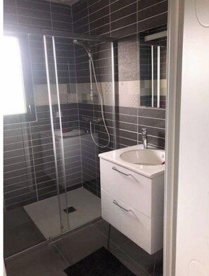 Dusche, Haartrockner, Handtücher, Toilettenpapier