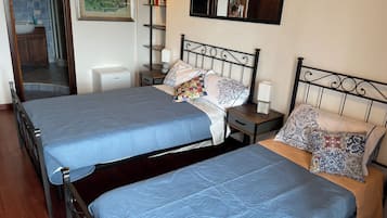 Familien-Dreibettzimmer, Mehrere Betten, Klimaanlage, Buchtblick | Innenbereich