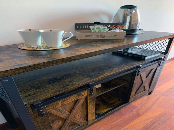 Romantic Double Room, 1 King Bed, Air conditioning, Bay View | Coffee and/or coffee maker - Le Decime Retreat (Mascali)