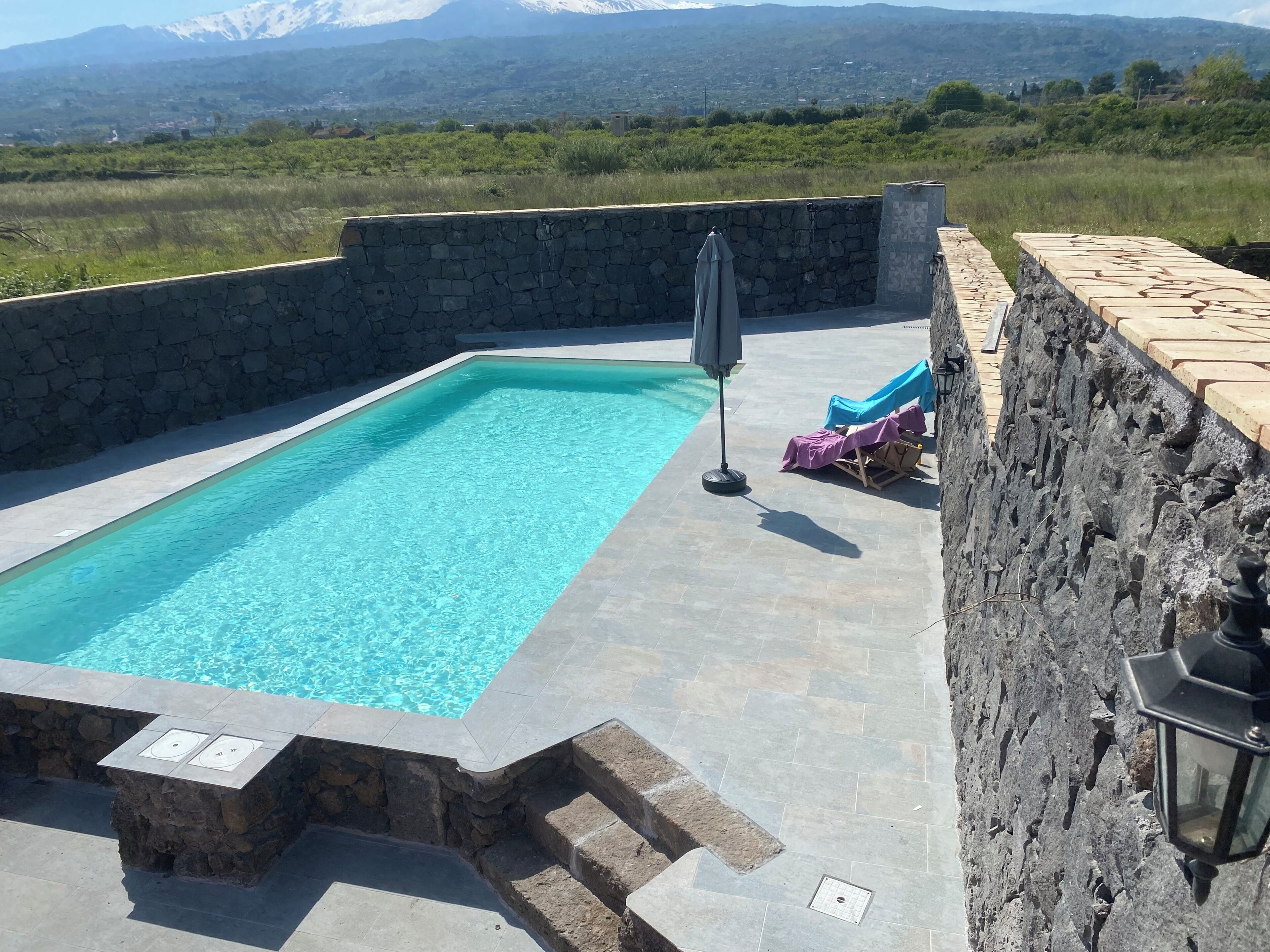 季節限定屋外プール、営業時間 11:00 ～ 20:00、プール パラソル、サンラウンジャー