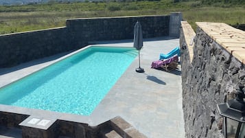 AuĂenpool (je nach Saison geöffnet), Sonnenschirme, LiegestĂŒhle