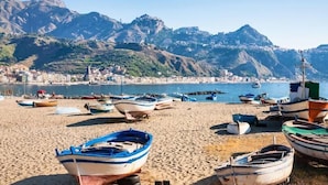 A beach with boats and a mountainous backdrop. - Le Decime Retreat (Mascali)