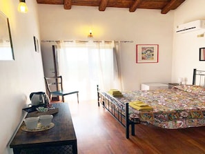 Quarto casal romântico, 1 cama King, acesso à piscina, vista para a baía | Roupas de cama premium