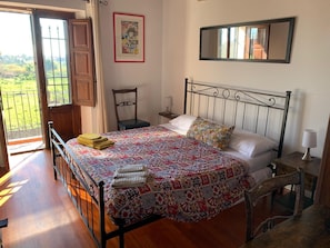 Quarto casal romântico, 1 cama King, acesso à piscina, vista para a baía | Roupas de cama premium