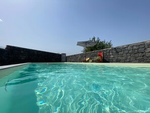 室外游泳池，11:00 至 19:00 开放，池畔遮阳伞，日光浴躺椅