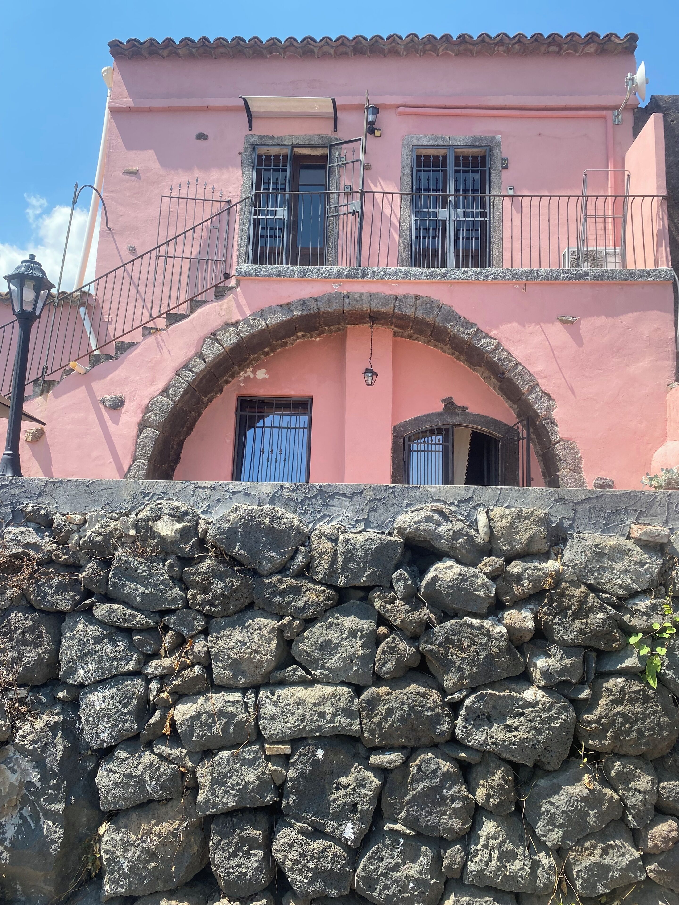 Vista frontal de la propiedad