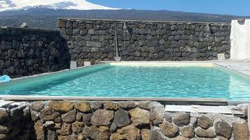 Piscina stagionale all'aperto, ombrelloni da piscina, lettini