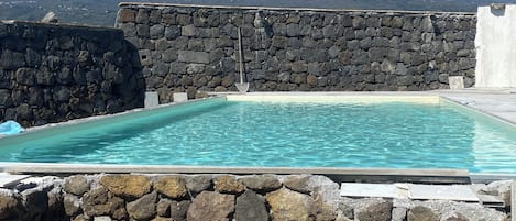 Sæsonbestemt udendørs pool, åben fra kl. 11.00 til kl. 20.00, parasoller