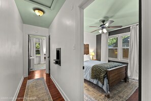 2 bedrooms, iron/ironing board, travel cot, WiFi - Cozy and Quiet East Memphis Duplex
(Memphis)