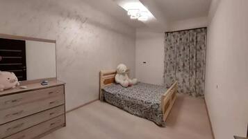 Toallas, jabón, shampoo, papel de baño