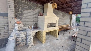 Deluxe House, Balcony, Garden View | Private kitchen