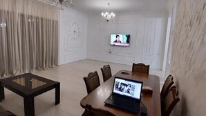 تناول الطعام داخل الغرفة