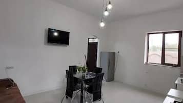 Deluxe House, Balcony, Garden View | Private kitchen