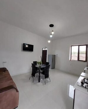 Deluxe House, Balcony, Garden View | Private kitchen