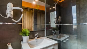 Een douche, een haardroger, handdoeken, zeep