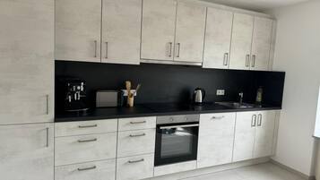 Jääkaappi, mikroaaltouuni, liesi, astianpesukone