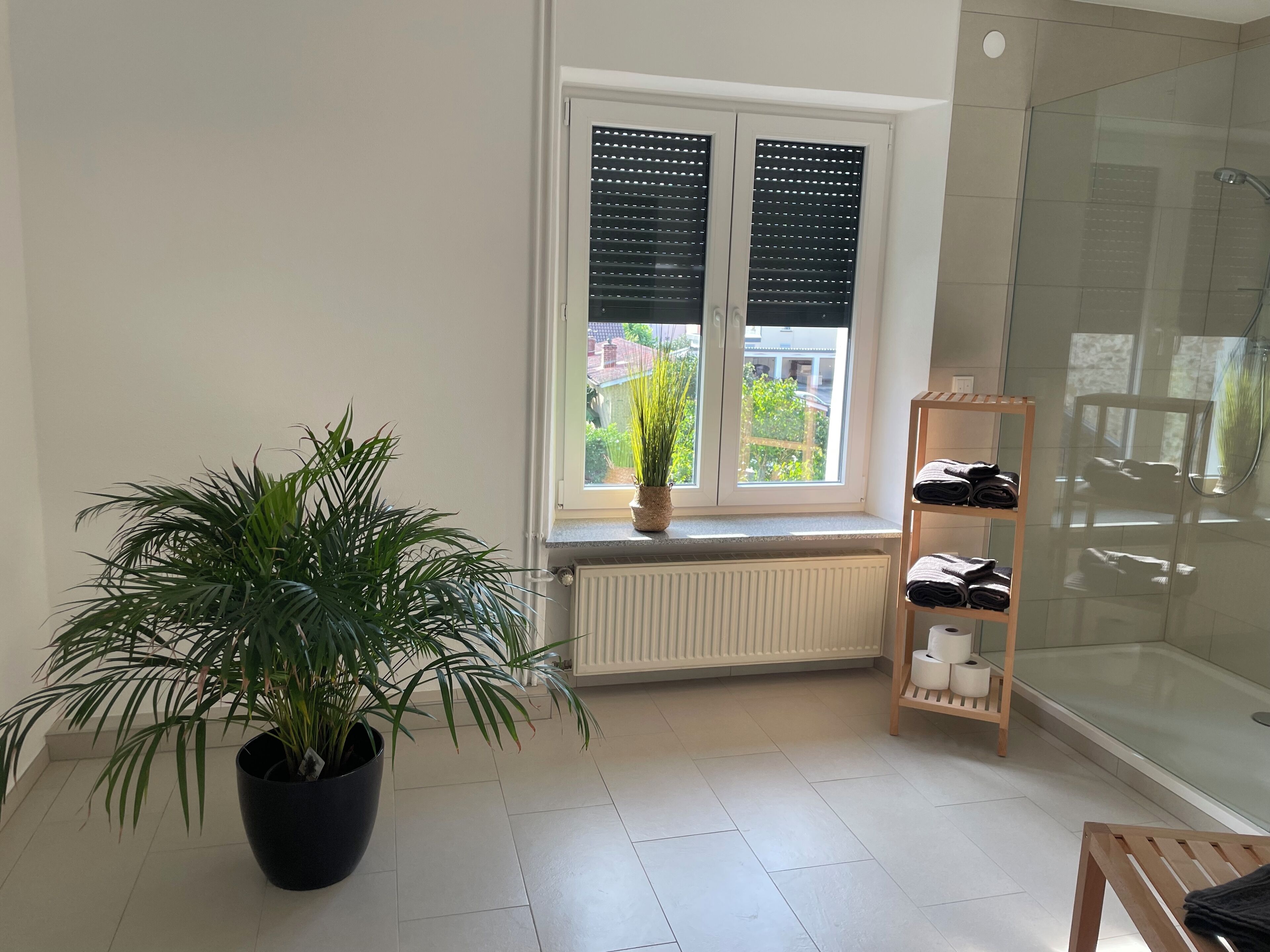 Douche, sèche-cheveux, serviettes fournies, savon