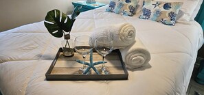 2 habitaciones, escritorio y tabla de planchar con plancha 