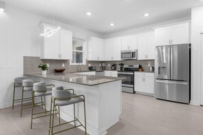 Fridge, microwave, oven, stovetop - 7 Bedrooms/ 6 Bathrooms/ Champions Gate (9032 ST) (Davenport)